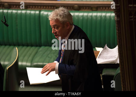 London, Großbritannien. 27 Mär, 2019. John Bercow, Sprecher des Unterhauses, spricht während Fragen des Premierministers im Unterhaus in London, Großbritannien, am 27. März 2019. Britische Gesetzgeber am Mittwoch mit überwältigender Mehrheit original Brexit Abreisedatum im Gesetz zu 12. April oder Mai 22 ändern, wie der britische Premierminister Theresa kann in einem 11-stündigen Beschwerde Tory MPs ihr Widerrufsrecht Abkommen zu sichern. Credit: britische Parlament/Mark Duffy/Xinhua/Alamy leben Nachrichten Stockfoto