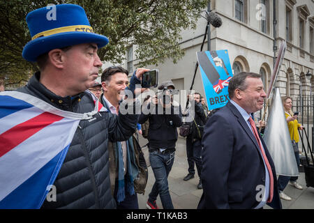 London, Großbritannien. 27. März, 2019. Aaron Banken, Mitbegründer der lassen EU-Kampagne, in der Westminster von Pro-EU-Befürworter konfrontiert. Credit: Guy Corbishley/Alamy leben Nachrichten Stockfoto