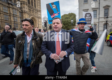 Aaron Banken (C), Mitbegründer der lassen EU-Kampagne und Andy Wigmore (L), Communications Director sind sowohl durch Westminster durch Pro verfolgt - EU-Befürworter, darunter Steve Bray (R). Banken war bisher einer der größten Geber für die UK Independence Party (UKIP) und bankrolled Nigel Farage-Kampagne der EU zu verlassen. London, Großbritannien. Stockfoto