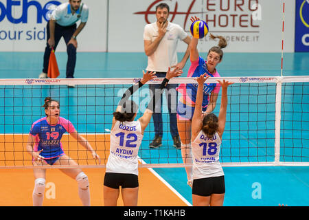 Candy Arena, Monza, Italien. 27. März, 2019. CEV Volleyball Challenge Cup Frauen, Final, 2 Bein. Anne Buijs von Saugella Monza während des Spiels zwischen Saugella Monza und Aydin BBSK im Candy Arena Italien. Credit: Claudio Grassi/Alamy leben Nachrichten Stockfoto