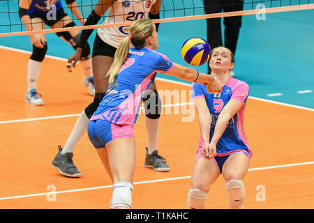 Candy Arena, Monza, Italien. 27. März, 2019. CEV Volleyball Challenge Cup Frauen, Final, 2 Bein. Francesca Saugella Devetag von Monza und Micha Danielle Hancock von Saugella Monza während des Spiels zwischen Saugella Monza und Aydin BBSK im Candy Arena Italien. Credit: Claudio Grassi/Alamy leben Nachrichten Stockfoto