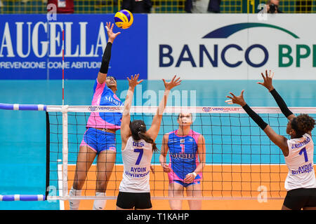 Candy Arena, Monza, Italien. 27. März, 2019. CEV Volleyball Challenge Cup Frauen, Final, 2 Bein. Rachael Adams von Saugella Monza während des Spiels zwischen Saugella Monza und Aydin BBSK im Candy Arena Italien. Credit: Claudio Grassi/Alamy leben Nachrichten Stockfoto