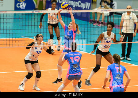 Candy Arena, Monza, Italien. 27. März, 2019. CEV Volleyball Challenge Cup Frauen, Final, 2 Bein. Micha Danielle Hancock von Saugella Monza während des Spiels zwischen Saugella Monza und Aydin BBSK im Candy Arena Italien. Credit: Claudio Grassi/Alamy leben Nachrichten Stockfoto