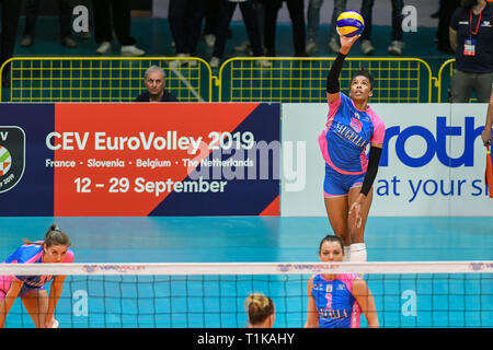 Candy Arena, Monza, Italien. 27. März, 2019. CEV Volleyball Challenge Cup Frauen, Final, 2 Bein. Rachael Adams von Saugella Monza während des Spiels zwischen Saugella Monza und Aydin BBSK im Candy Arena Italien. Credit: Claudio Grassi/Alamy leben Nachrichten Stockfoto