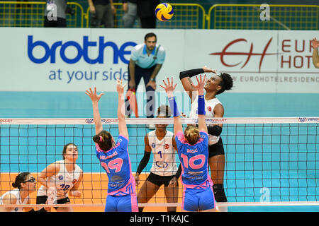 Candy Arena, Monza, Italien. 27. März, 2019. CEV Volleyball Challenge Cup Frauen, Final, 2 Bein. Brayelin Elizabeth Martinez von Aydin BBSK während des Spiels zwischen Saugella Monza und Aydin BBSK im Candy Arena Italien. Credit: Claudio Grassi/Alamy leben Nachrichten Stockfoto