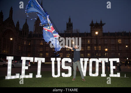 London, Großbritannien. 27 Mär, 2019. Ein pro-europe Unterstützer Wellen der britischen und europäischen Fahnen, in College Green, Westminster. Die Abgeordneten werden im Parlament für die 8 Optionen der indikativen Abstimmung über die Alternative zu Theresa's kann die Auszahlung zu entscheiden, zu stimmen. Credit: Santo Basone/Alamy Live News Credit: Santo Basone/Alamy leben Nachrichten Stockfoto