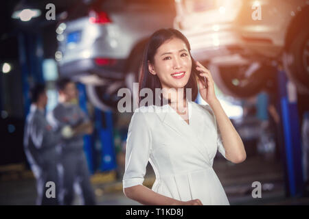 Junge Frauen in 4 s Shop Stockfoto