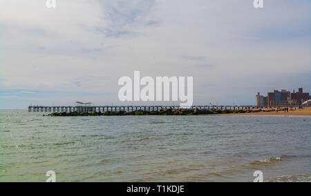 Blick auf das Meer und den langen Pier auf Coney Island. Brooklyn, NY Frühjahr 2019 Stockfoto