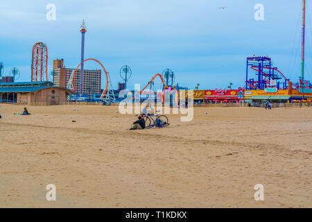 Anzeigen von Theme Park vom Strand. Coney Island, Brooklyn Stockfoto