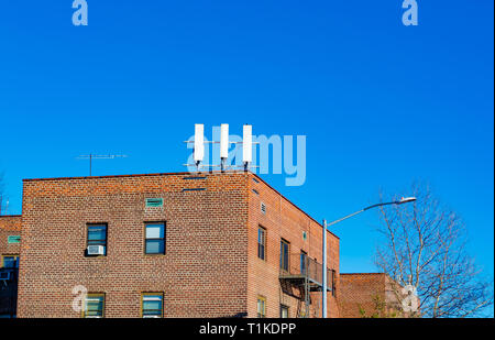 Eine Mobilfunk Antennen auf dem Dach eines Gebäudes in Brooklyn. Stockfoto