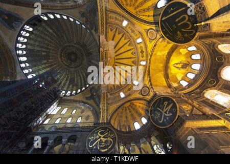 Obergrenze der Hagia Sophia (auch "Heilige Weisheit, Sancta Sophia, Sancta Sapientia oder Ayasofya) in Istanbul, Türkei Stockfoto