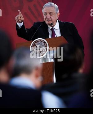 Der mexikanische Präsident Andres Manuel Lopez Obrador fordert ein Reporter während seiner täglichen Morgen Pressekonferenz im National Palace, 25. März 2019 in Mexiko City. Stockfoto