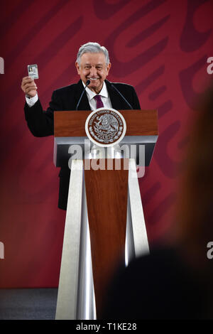 Der mexikanische Präsident Andres Manuel Lopez Obrador hält ein Drücken Sie die Taste Karte während seiner täglichen Morgen Pressekonferenz im National Palace, 25. März 2019 in Mexiko City. Stockfoto