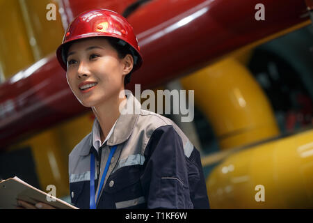 Techniker arbeiten in einer Fabrik Stockfoto