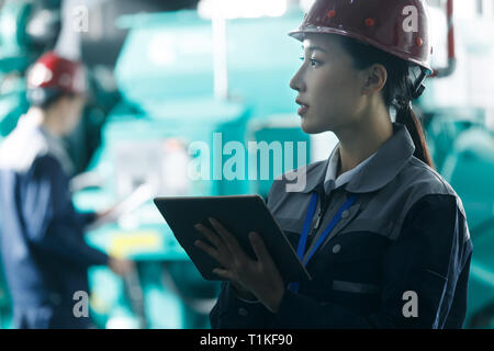 Techniker arbeiten in einer Fabrik Stockfoto