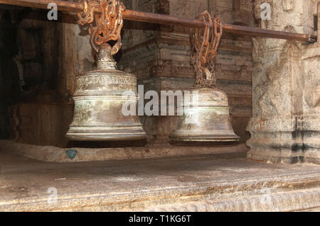 Großen Glocken im inneren Tempel in Hampi, Karnataka, Indien Stockfoto
