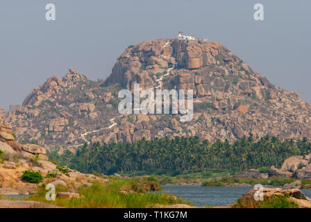 Tempel auf der Spitze Rocky Mountains bei Hampi, Karnataka, Indien. Stockfoto