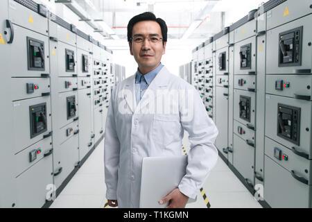 Technische Mitarbeiter, die in der Spannung Zimmer arbeiten Stockfoto