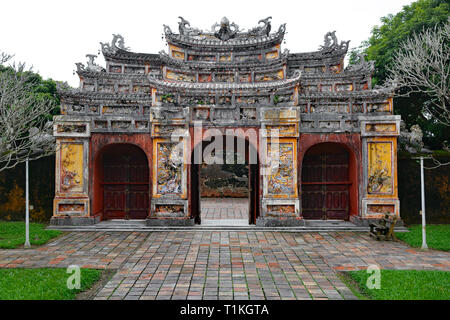 Das Tor zum Hien Lam Pavillon in die Kaiserstadt, Hue, Vietnam Stockfoto