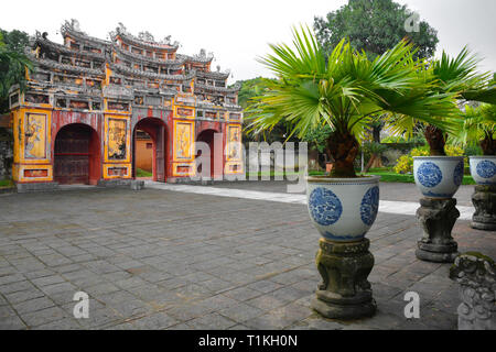 Das Tor zum Aufhängen der Mieu Tempel in der Kaiserstadt, Hue, Vietnam Stockfoto