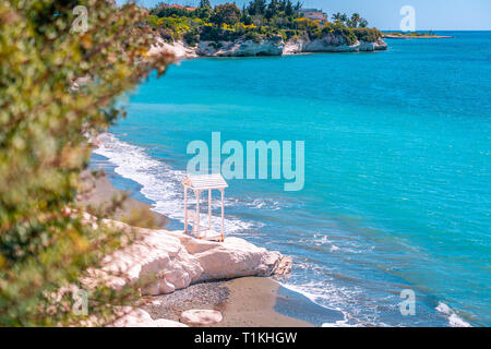 Schönen Sommer Blick auf die weißen Klippen und türkisblauem Wasser Meer at Governor's Beach in der Nähe von Limassol, Zypern. Stockfoto