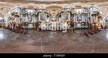 360 Grad Panorama Ansicht von VILNIUS, LITAUEN - September 2018: Vollständige nahtlose Sphärisches Panorama 360 um 180 Grad Betrachtungswinkel Innenraum barocke katholische Kirche aller Heiligen in