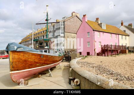 Ein holzboot am Kai von West Bay Stockfoto