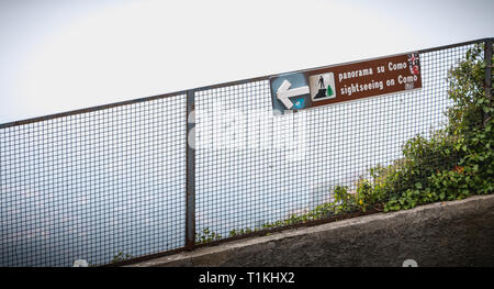 Como, Italien - 4. November 2017: Panoramablick Panel von De Como zu einem Zaun an der Spitze des Hügels auf einen Tag fallen Stockfoto