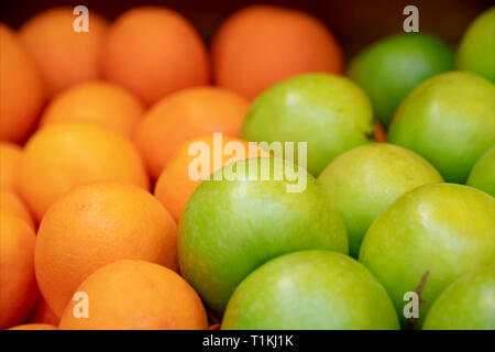 Haufen grüne reifen Apfel und Orange Früchte Nahaufnahme Stockfoto