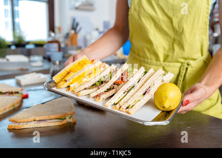 Die Frau in der Hand tragen Sandwich in Fach Stockfoto