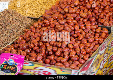 Getrocknete Datteln auf Anzeige zum Verkauf auf einem Markt in Kashgar (Provinz Xinjiang, China) Stockfoto