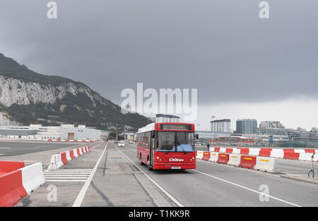 Allgemeine Ansicht der Start- und Landebahn am Flughafen Gibraltar. Stockfoto