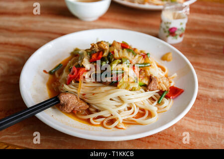 Traditionelle Laghman, in einem Restaurant in Kashgar serviert. Laghman sind Nudeln gezogen, mit Fleisch (meist Lamm) und Gemüse zubereitet. Stockfoto