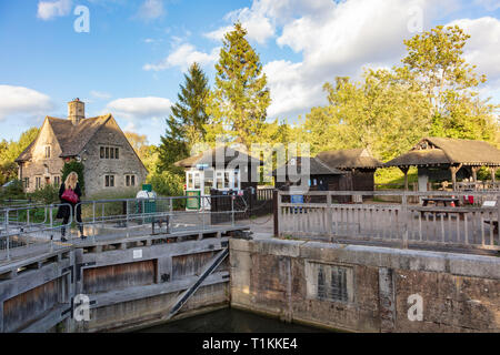 Eine blonde Frau durchquert die Schleusentore an Iffley Lock, Oxford, Oxfordshire, UK auf der Themse Stockfoto