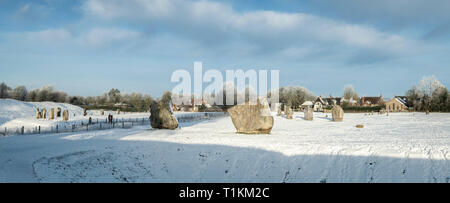 Avebury Stone Circle nach einem schweren Schnee Stockfoto