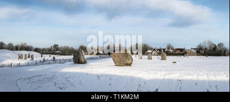 Avebury Stone Circle nach einem schweren Schnee Stockfoto