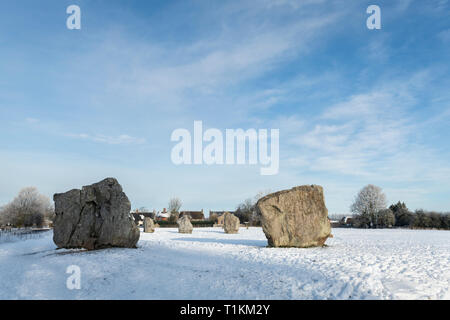 Avebury stehenden Steinen nach einem schweren Schnee Stockfoto