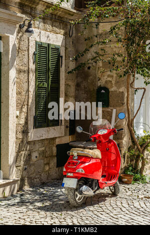 Roter Roller auf der Straße Stockfoto