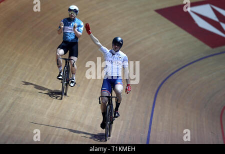 Großbritanniens Jason Kenny (rechts) feiert den Gewinn der Männer Sprint Final von Jack Carlin (links), bei Tag eine der sechs Tag Serie an der HSBC nationalen Radfahren Center Stockfoto