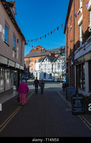 Eine ältere Frau und ein paar Hand in Hand gehen Sie Tower Street, Ludlow, Shropshire Stockfoto