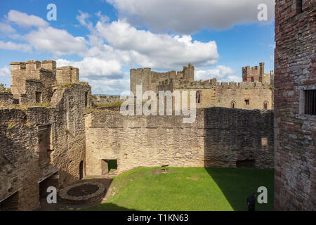 Innerhalb der Mauern der Burg von Ludlow Castle, mit starken Schatten und Steinmauern im Herbst Licht, Shropshire, Großbritannien Stockfoto