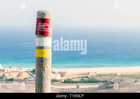 Post auf dem Fuerteventura Berge informieren den Wanderer über den Trail. Schild: Natürliche Trail. Natürliche Pfade von Fuerteventura. Stockfoto