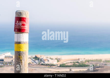 Post auf dem Fuerteventura Berge informieren den Wanderer über den Trail. Schild: Natürliche Trail. Natürliche Pfade von Fuerteventura. Stockfoto