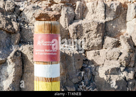 Post auf dem Fuerteventura Berge informieren den Wanderer über den Trail. Schild: Natürliche Trail. Natürliche Pfade von Fuerteventura. Stockfoto