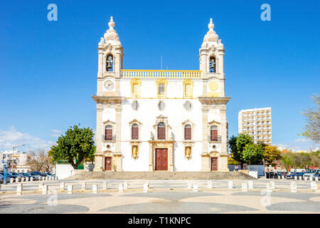 Katholische Kirche im 18. Jahrhundert namens Igreja do Carmo in Faro, Algarve, Portugal Stockfoto