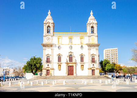 Katholische Kirche im 18. Jahrhundert namens Igreja do Carmo in Faro, Algarve, Portugal Stockfoto