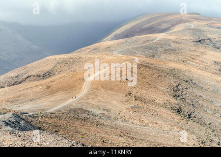 Zwei Wanderer auf dem Weg zum Pico de la Zarza - der höchste Berg der Insel Fuerteventura, Spanien Stockfoto