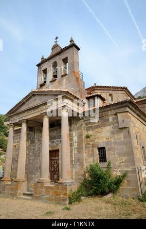 Kirche von San Juan Bautista de Salarzon, Salarzon, Picos de Europa, Kantabrien, Spanien, August 2016. Stockfoto