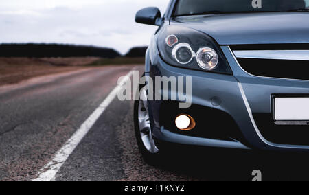 Nahaufnahme der neue Silver Auto Parken auf der Straße Stockfoto