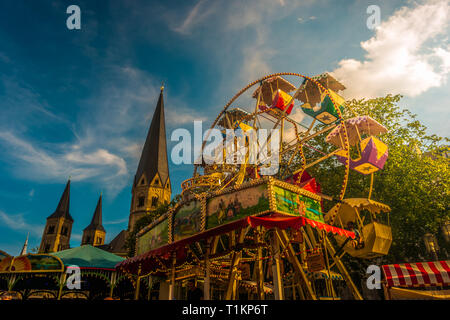 Schönes Bild der Fahrgeschäfte und der Kathedrale am Münsterplatz in Bonn, Deutschland Stockfoto